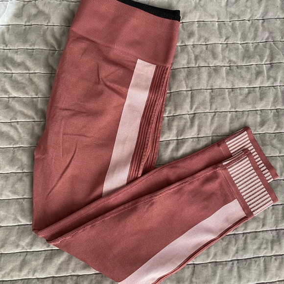 Fabletics Seamless Euphoria 2-piece Outfit - Picture 5 of 5